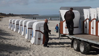 Strandkorbsaison beginnt – erste Körbe an Nord- und Ostsee aufgestellt