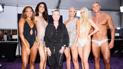 Die Models glänzen in knappen Designs von Julien Macdonald