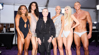 Die Models glänzen in knappen Designs von Julien Macdonald