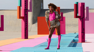 Gitter-Laufsteg: Glamour auf wackligen Füßen