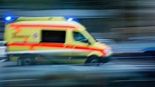 Auto erfasst Familie auf Gehweg in Fuldabrück: Vater und Kind verletzt