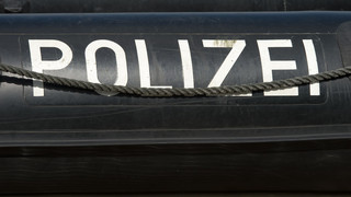 Festgefahrenes Tankschiff blockiert Rhein