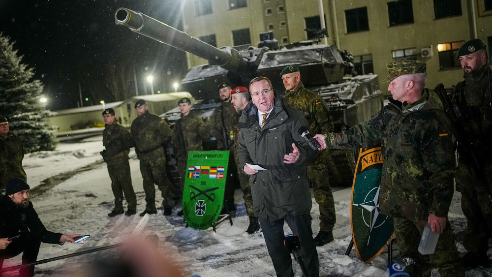Bundesverteidigungsminister Boris Pistorius ist zu Besuch in Litauen. Er sagte dem Nato-Verbündeten und direkten Nachbarland Russlands weitere militärische Unterstützung aus Deutschland zu.