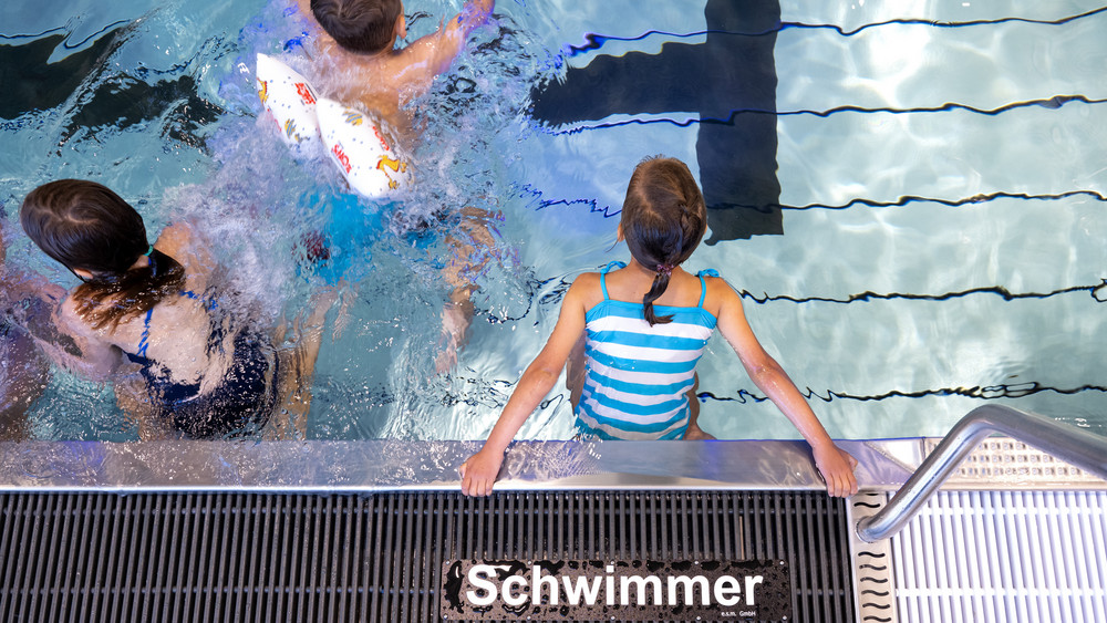 Durch die Aktion "swim4you" der RhönEnergie Fulda und der DLRK haben in den letzten anderthalb Jahren rund 1.000 Kinder das Schwimmen gelernt (Symbolbild von schwimmenden Kindern).