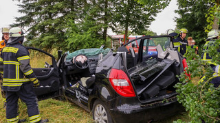 Autofahrer prallt bei Burghaun gegen Bäume und wird schwer verletzt