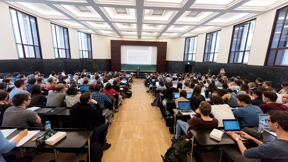 Studierende lernen in einem Hörsaal. 