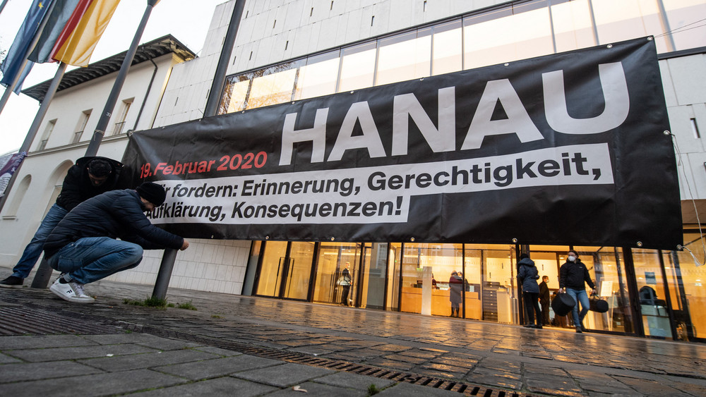 Am 19. Februar 2020 hatte ein 43-jähriger Deutscher in Hanau neun Menschen aus rassistischen Motiven erschossen. Hier ein Plakat am Landtag in Wiesbaden.