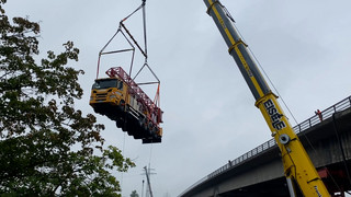 Spezial-LKW von Salzbachtalbrücke gehoben