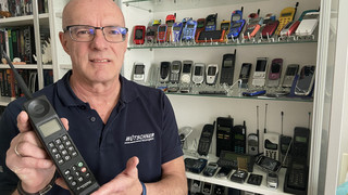 Bernd Günther aus Niestetal hat über 620 Handys in seiner Sammlung