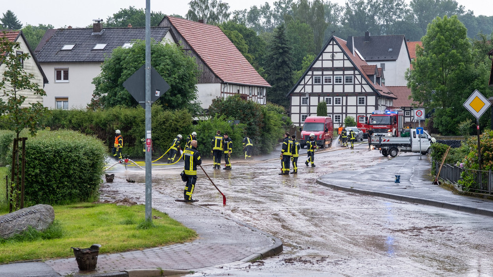 In Hofgeismar-Hümme ist die Straße mit Schlamm überspült worden, die Feuerwehr musste sie reinigen.