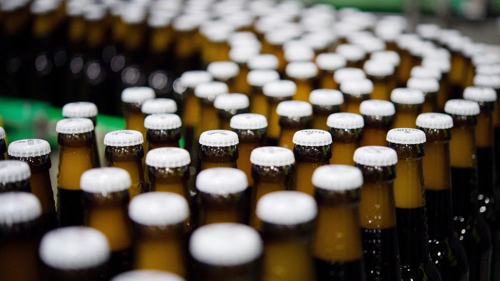 Eine Reihe großer Bierhersteller hebt die Preise an.