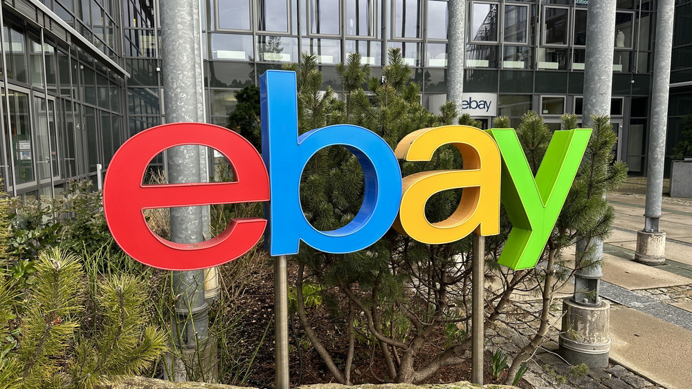 Das Logo des digitalen Marktplatzes Ebay vor der Deutschland-Zentrale in Kleinmachnow bei Berlin. Ebay wird in Deutschland vom 1. März 2023 an keine Gebühren mehr von privaten Verkäufern mehr verlangen, um das Geschäft auf der Plattform insgesamt anzukurbeln