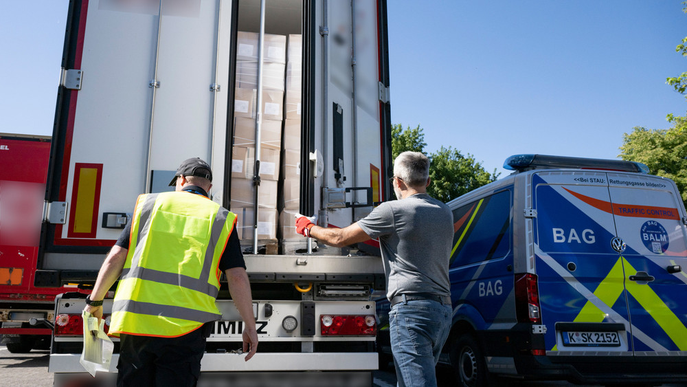 Mitarbeiter des Bundesamtes für Logistik und Mobilität (BALM, vormals Bundesamt für Güterverkehr, BAG) kontrollieren die Ladung von LKW.