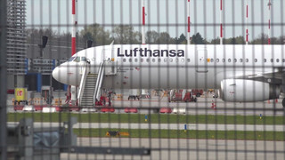 Flugreisen bleiben teuer: Lufthansa-Gewinn bricht ein