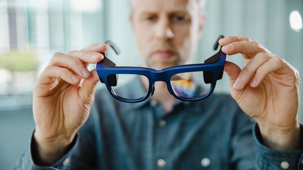 Protoyp einer Smart-Brille mit Glas von Schott