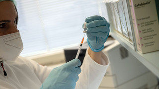 Neuer Corona-Impfstoff in Arztpraxen ab heute