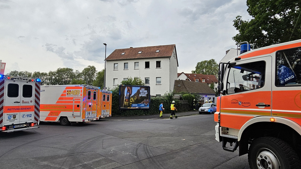 Weil Kohlenmonoxid in einem Mehrfamilienhaus im Kasseler Stadtteil Wesertor austrat, wurden acht Menschen verletzt. 