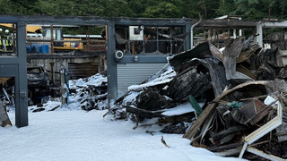 Brand in Reifenlager in Niedernhausen endlich gelöscht