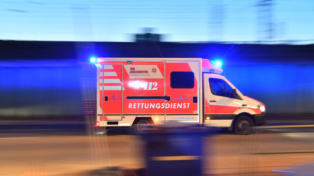 In Kirtorf ist ein 17-Jähriger mit seinem Mopd gegen eine Hauswand gefahren und dabei leicht verletzt worden (Symbolbild Rettungsdienst). 