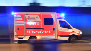 Vom Auto erfasst: Fußgängerin wird lebensgefährlich verletzt