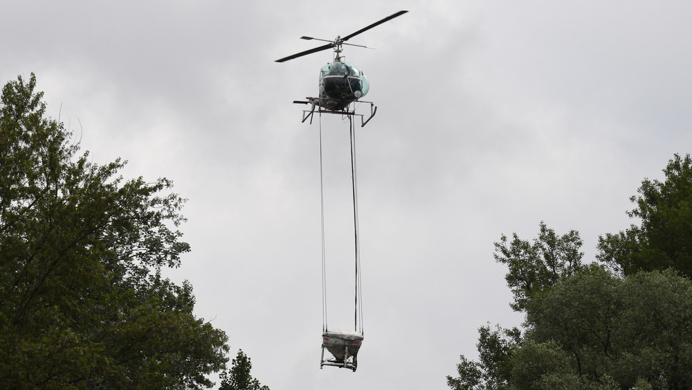 In Au am Rhein ist ein Hubschrauber im Einsatz, um mit einem biologischen Mittel Stechmücken zu bekämpfen.