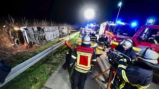 Erneut schwerer Busunfall: Reisegruppe verunglückt auf A44