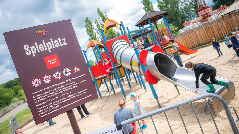 Kinder spielen auf einem Spielplatz 