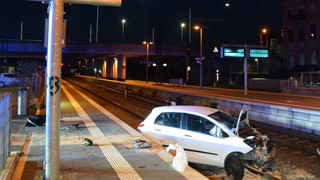 Unfall am Weinheimer Bahnhof: Toyota landet mitten auf Gleisbett