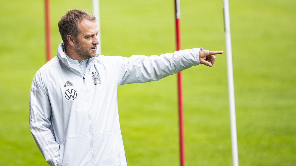 Bundestrainer Hansi Flick bittet mit seiner Mannschaft am Montag zu einer öffentlichen Regenerationseinheit in Frankfurt.