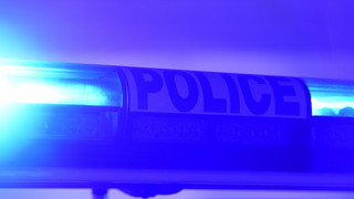Auto rast in Frankreich in Menschenmenge