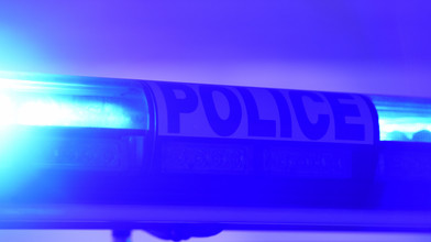 Auto rast in Frankreich in Menschenmenge