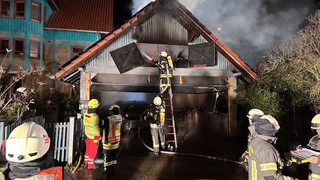 Garage mit Solar-Anlage und E-Auto in Flammen: 180.000 Euro Schaden