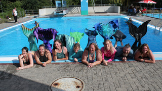 Meerjungfrauen und -männer treffen sich im Freibad Lohfelden