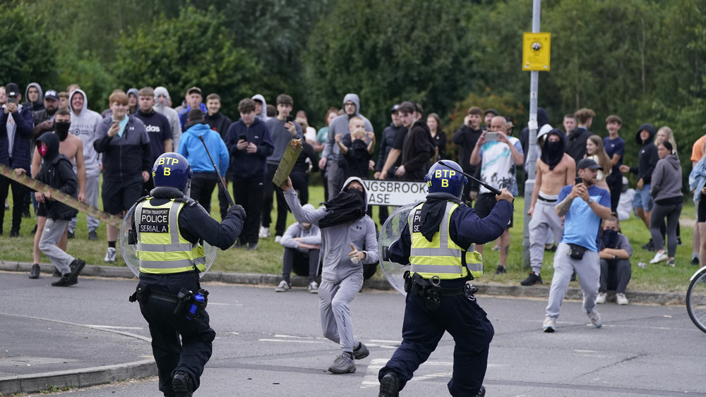 Vermummte greifen ein Hotel und Polizisten an - in mehreren Orten in Großbritannien hat es wieder heftige Krawalle gegeben.