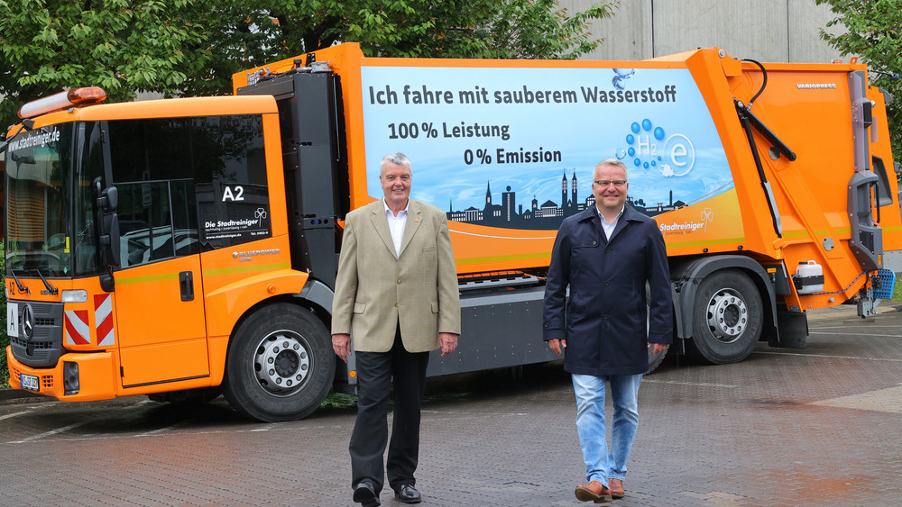 Stadtreiniger-Betriebsleiter Dirk Lange (rechts) und Abfalldezernent Dirk Stochla bei der Vorstellung der neuen Wasserstoff-Müllwagen.