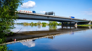 Kind treibt in Weser in Hann. Münden: Wie Passanten helfen