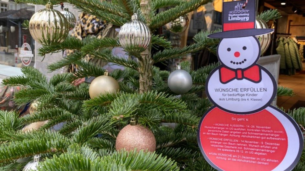 Der Schneemann hängt im Wunschbaum und wartet - auf Kinder, die Wünsche haben und Limburger, die die Wünsche erfüllen möchten. 