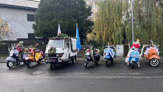 "Blechvespen Bergstraße" fahren in Weihnachtskostümen durch Südhessen