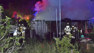 Größerer Feuerwehr-Einsatz: Vier Gartenhütten in Mannheim abgebrannt