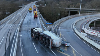 Unfall an der Schiersteiner Brücke: Zement-Laster kippt um