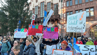 Demonstration in Frankfurt: Gegen Missstände in Schulen