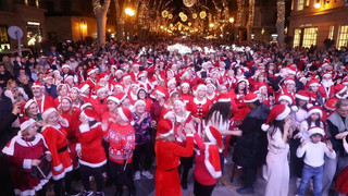 1.000 Tanzende Weihnachtsmänner- und frauen auf Malle