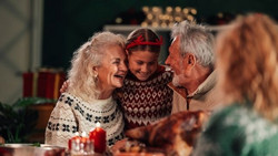 Weihnachten bei Oma und Opa: Warum der Kühlschrank ein Demenz-Signal liefert
