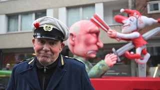 Rosenmontagsumzug in Düsseldorf: Jacques Tilly trotzt Verfolgung russischer Justiz