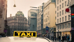 79 statt 30 Euro: Taxifahrer verlangt von Rentnerin (78) wegen Iran-Kriegs unverschämten Preis