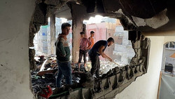 Bewohner von Gaza-Stadt begutachten Zerstörung nach nächtlichem israelischem Angriff