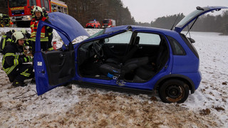 Autofahrerin überschlägt sich auf glatter Straße in Hofbieber