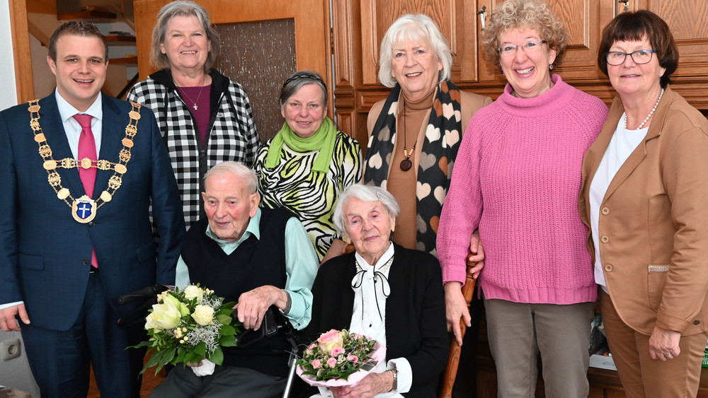 Elisabeth Jacobi freute sich zum 100. Geburtstag über zahlreichen Gratulanten wie Bürgermeister Benjamin Tschesnok. Ihr Mann Hermann Jacobi feierte im Mai seinen 100. Geburtstag.