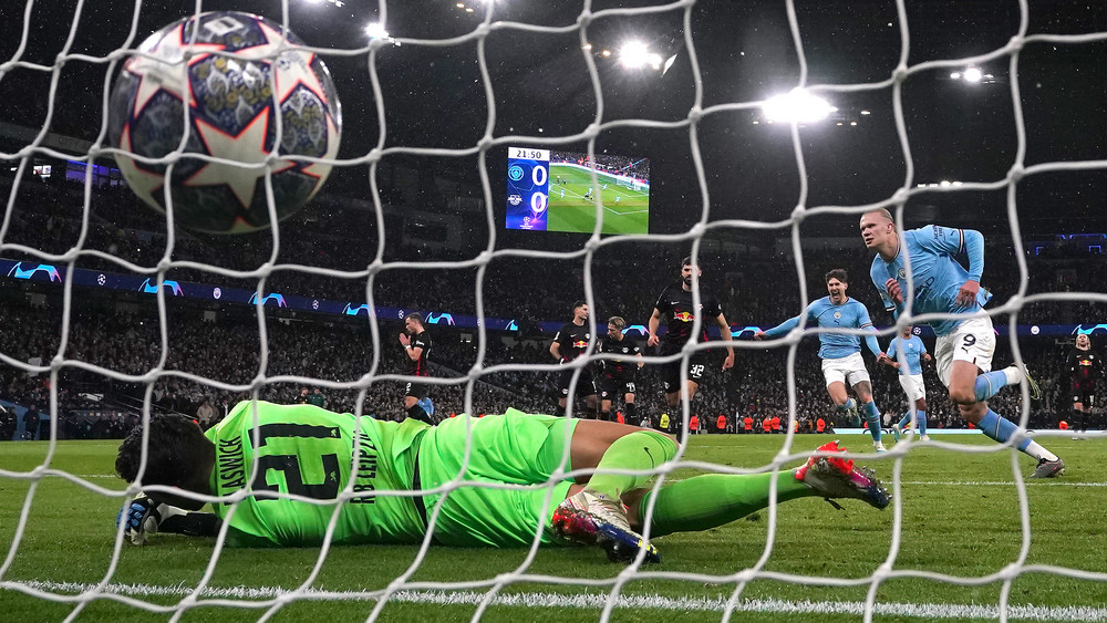 Fußball Champions League, Erling Haaland (r) von Manchester City feiert den ersten Treffer seiner Mannschaft vom Elfmeterpunkt. RB Leipzig raus