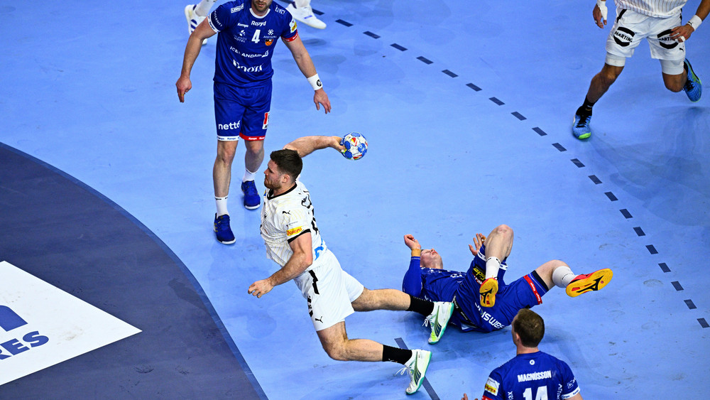 Die deutschen Handballer um Kapitän Johannes Golla (mit Ball) setzten sich zum Hauptrunden-Auftakt bei der Heim-EM gegen Island durch.